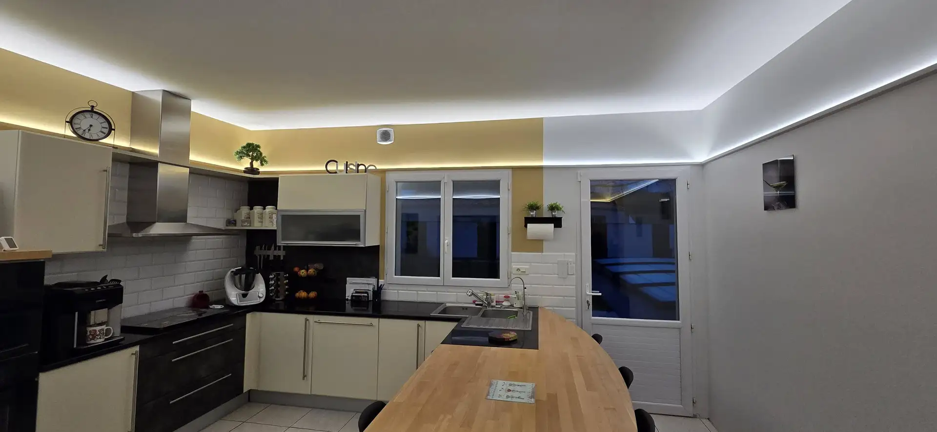 peinture murs cuisine + moulures lumière_webp